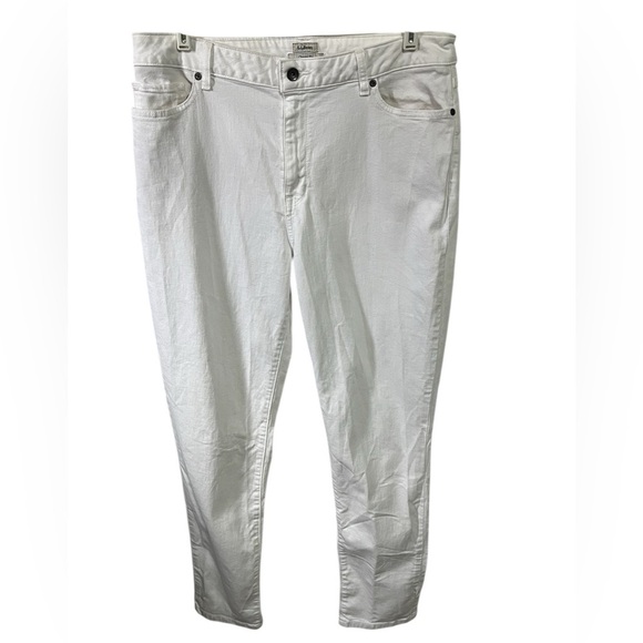 LL Bean Classic Fit White Jeans Sz 16 M/T - Picture 1 of 8
